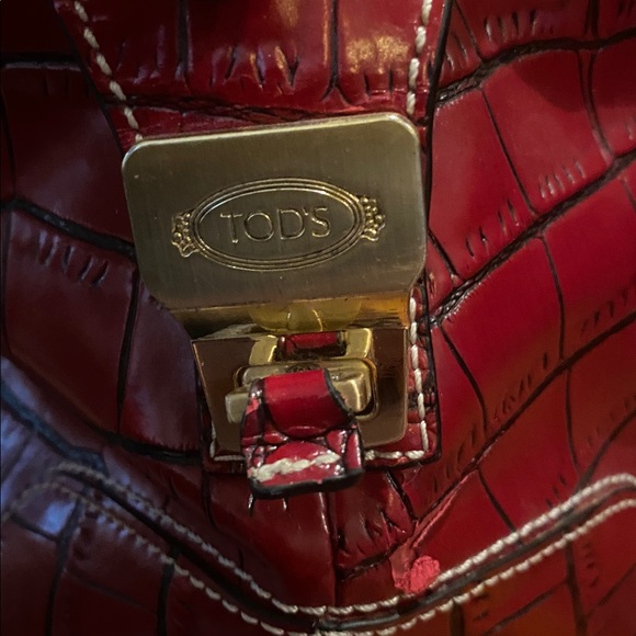 Tod's Di Bag in a red, crocodile-embossed leather finish. - Picture 6 of 15